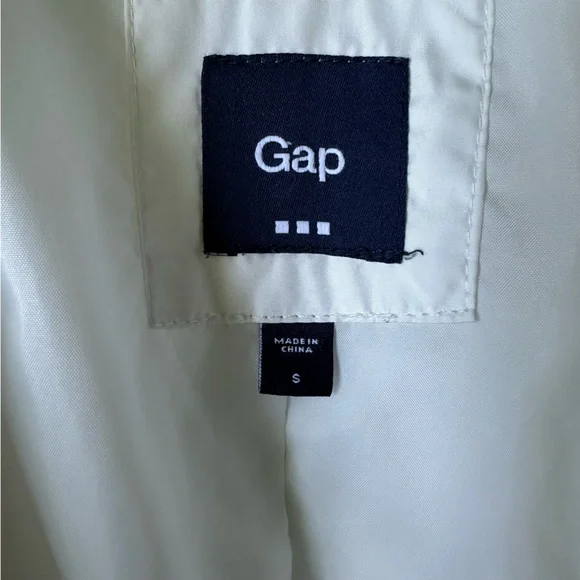 GAP Puffer Jacket in White - Picture 7 of 10